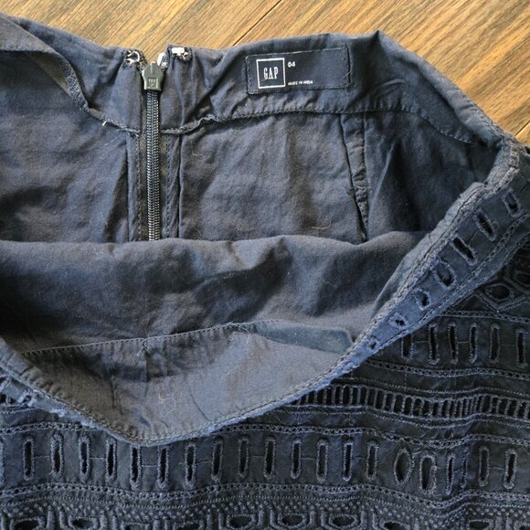 GAP Navy Blue Eyelet Mini Skirt NWOT/SIZE 4 - Picture 2 of 4